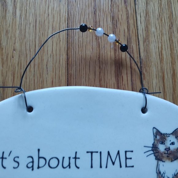 Vintage August Ceramic Cat Wall Plaque Sign Hanging Off White Beige USA Brown - Picture 8 of 15